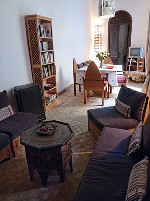 TV, fireplace, DVD player, books - An exclusive traditional riad, featured in major art magazines (Marrakech)