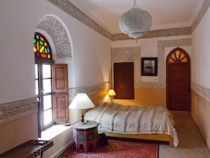 5 bedrooms, iron/ironing board, free WiFi, bed sheets