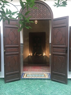 المنشأة من الداخل