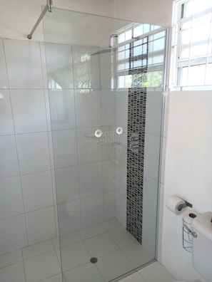 Een douche, een haardroger, handdoeken