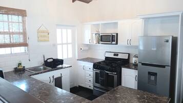 Kühlschrank, Mikrowelle, Ofen, Wasserkocher mit Kaffee-/Teezubehör