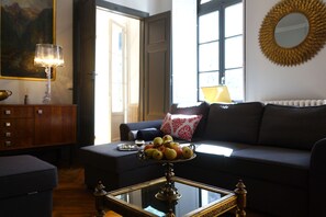 Fernseher, Kamin, Bücher