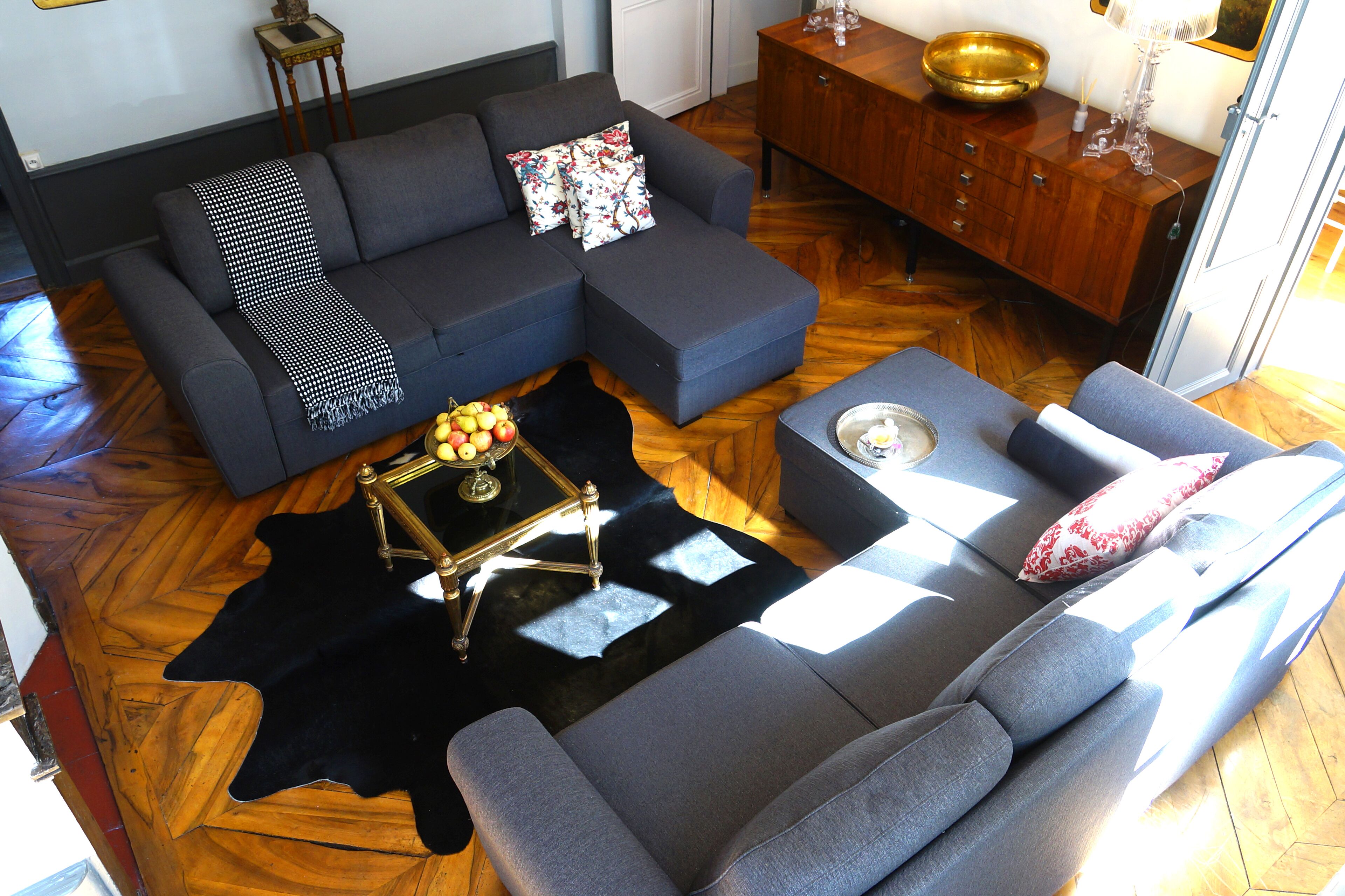 Fernseher, Kamin, Bücher