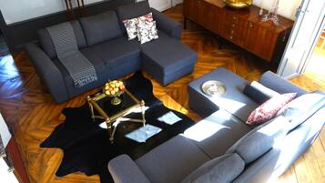 Fernseher, Kamin, Bücher