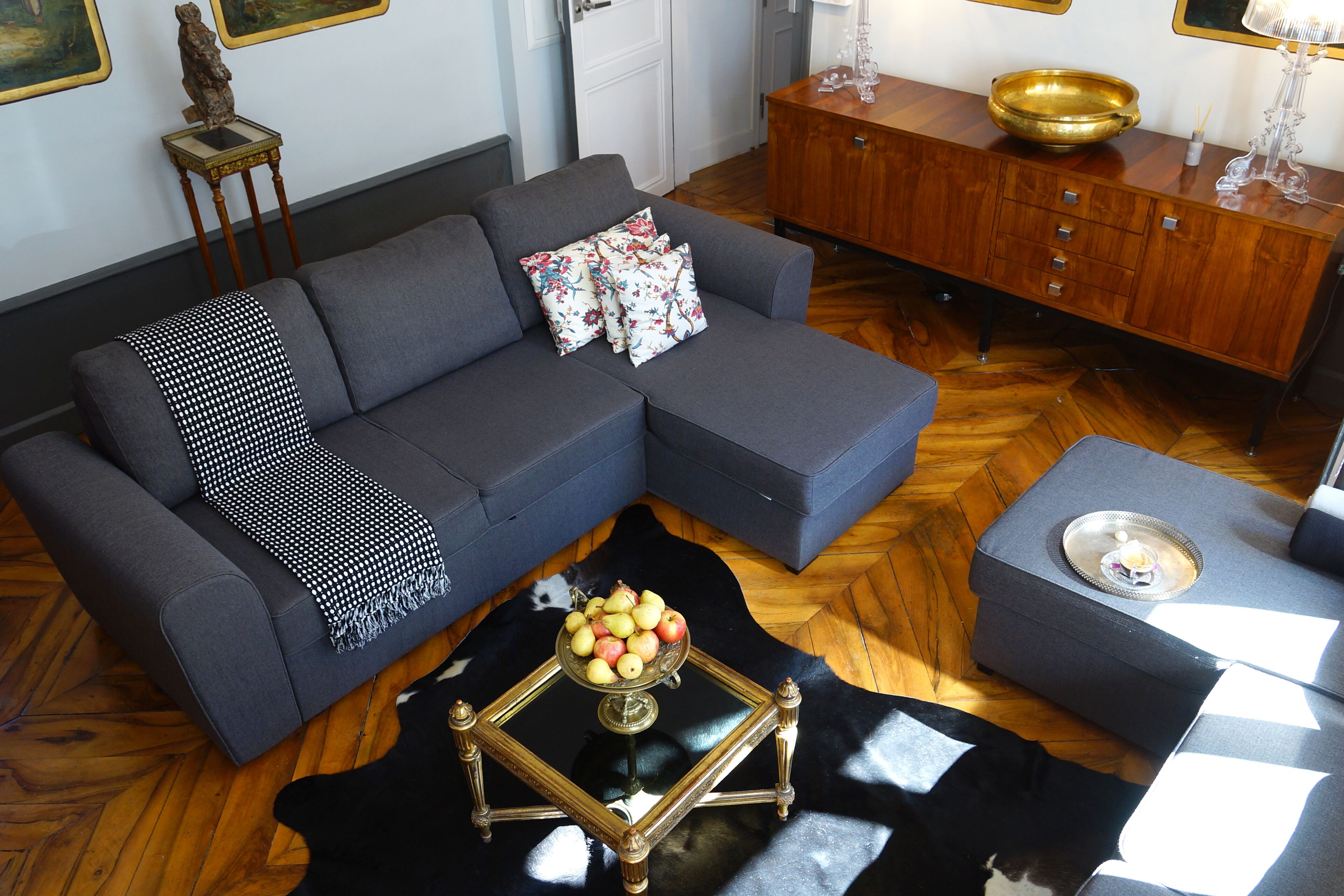 Fernseher, Kamin, Bücher