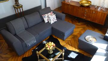 Fernseher, Kamin, Bücher