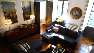 Fernseher, Kamin, Bücher