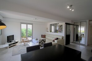 Televisie, een dvd-speler en een stereo