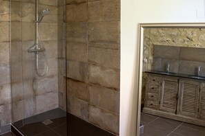 Bañera, secador de pelo, toallas y papel higiénico