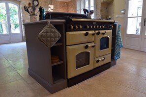 Frigorífico, horno, placa de cocina y lavavajillas