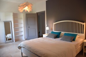 4 Schlafzimmer, Zimmersafe, Bügeleisen/Bügelbrett, WLAN