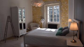 4 slaapkamers, een kluis op de kamer, een strijkplank/strijkijzer, wifi