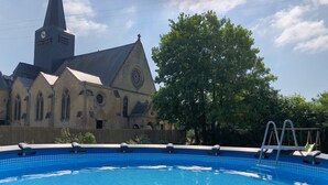 Ein Schwimmbecken mit einer Kirche im Hintergrund.