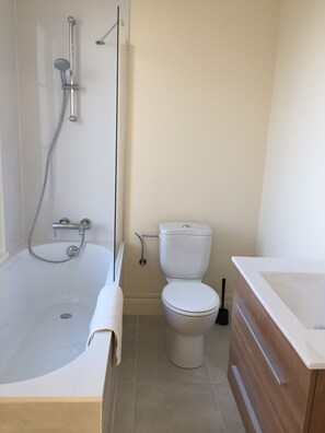 Sèche-cheveux, serviettes fournies, savon, papier toilette