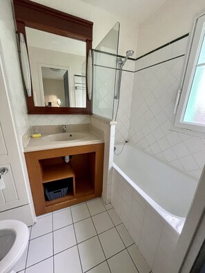 Bathtub, hair dryer