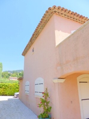 المنشأة من الخارج