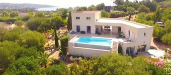 Villa in Pinarello, a 5-minute walk from the beach, restaurants, and the harbor.