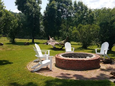 New River Gorge Bridge 8 Bedrooms, Hot Tub, and Private, Heated Pool 18' x 34'