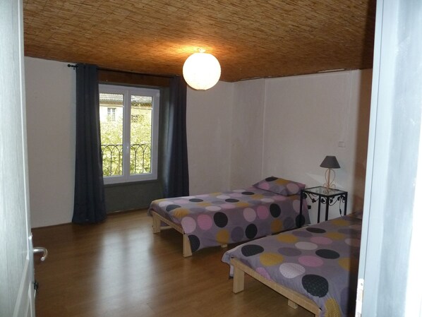 3 habitaciones y ropa de cama