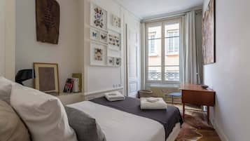 2 bedrooms, desk, iron/ironing board, WiFi