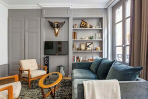 TV, offices - Curiosité - Furnished apartment - Downtown Lyon (Lyon-1er-arrondissement)