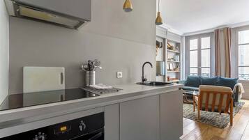 Een koelkast, een microgolfoven, een oven, een vaatwasser