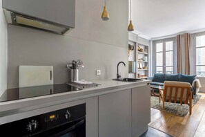 Fridge, microwave, oven, dishwasher - Curiosité - Furnished apartment - Downtown Lyon (Lyon-1er-arrondissement)