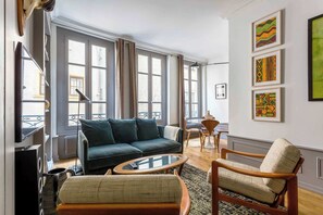 TV, offices - Curiosité - Furnished apartment - Downtown Lyon (Lyon-1er-arrondissement)