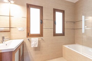 Badekar, hårføner, bidé og håndklær