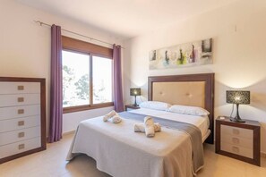 3 chambres, fer et planche à repasser, Wi-Fi, draps fournis