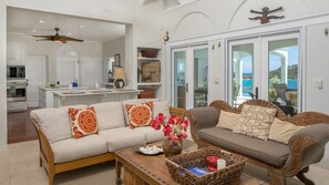 TV, bøker og stereoanlegg