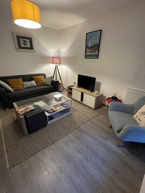 TV, DVD player - T3 apartment, sleeps 5, new, terrace, bright, 1st floor, downtown (La Teste-de-Buch)