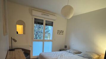 2 slaapkamers, een strijkplank/strijkijzer, reisbedje, gratis wifi