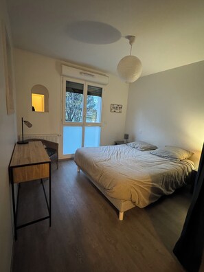 2 habitaciones, tabla de planchar con plancha y cuna de viaje