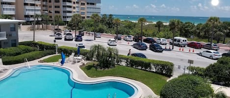 Ein Hotel mit Schwimmbad, Parkplatz und Meerblick.