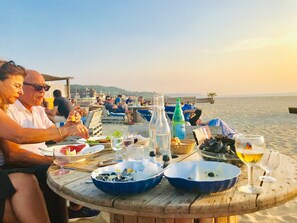 Outdoor dining - Beach side: Charming apartment with sea view, walking distance to the beach, laundry, parking, fiber optics (Trouville-sur-Mer)