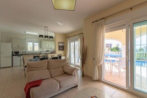 Una televisión de pantalla plana, una chimenea