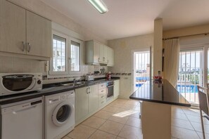 Køleskab, mikrobølgeovn, ovn, kogeplade