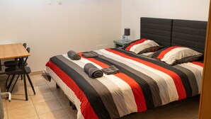 A bedroom with a bed, a desk, and a chair. - Gîte Écureuil: Lower Villa 2 Bedrooms, Terrace, Parking (Velaux)