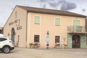 Exterior - Gîte Écureuil: Lower Villa 2 Bedrooms, Terrace, Parking (Velaux)