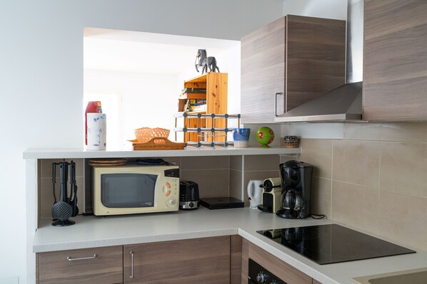 Frigorifero, microonde, forno, piano cottura
