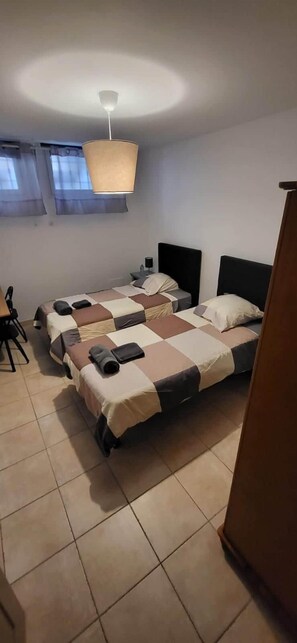 2 bedrooms, desk, iron/ironing board, free WiFi - Gîte Écureuil: Lower Villa 2 Bedrooms, Terrace, Parking (Velaux)