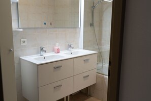 Combined shower/tub, hair dryer, towels, toilet paper - Gîte Écureuil: Lower Villa 2 Bedrooms, Terrace, Parking (Velaux)