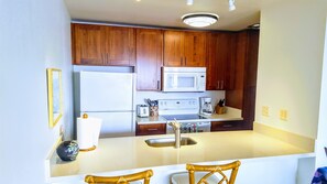 Fridge, microwave, oven, stovetop - Oceanfront condo with AC 20 ft from ocean (Kailua-Kona)