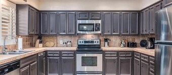 Beautiful, Spacious, Scottsdale- Steps from Pool! Self Check-In!