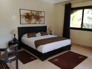 5 chambres, fer et planche à repasser, lit de bébé portatif