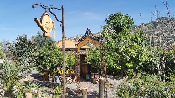 Un edificio rustico con un cartello che riporta 'Bienvenue' e 'Le Marché de L'Occitane'.