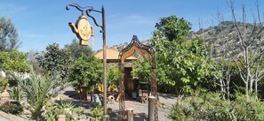 Un bâtiment rustique sur lequel on peut lire l’inscription : « Bienvenue » et « Le Marché de l’Occitane ».
