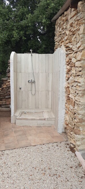 Douche, sèche-cheveux, serviettes fournies, savon