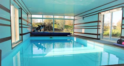**** Villa marina con piscina cubierta climatizada.